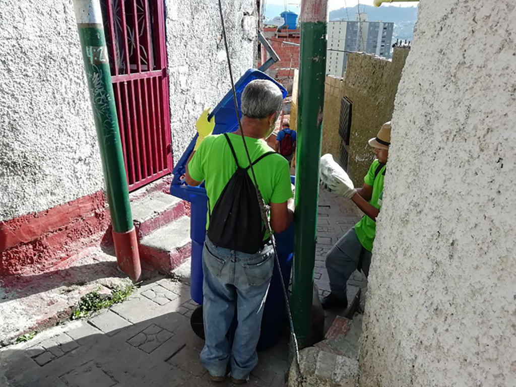 Solid waste collection in La Palomera