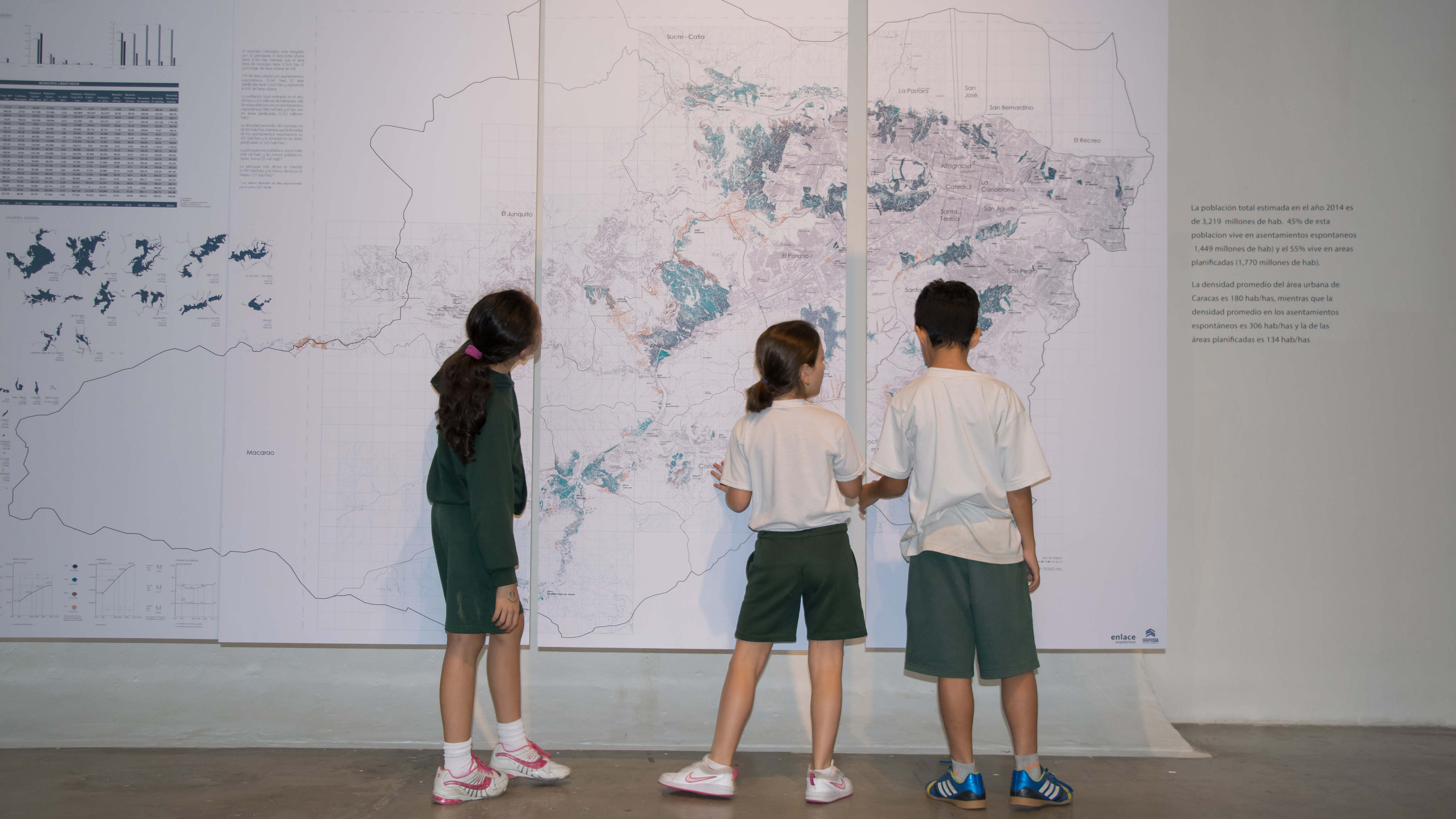 Exhibition CABA mapping 48 years of urban growth in the slums of Caracas