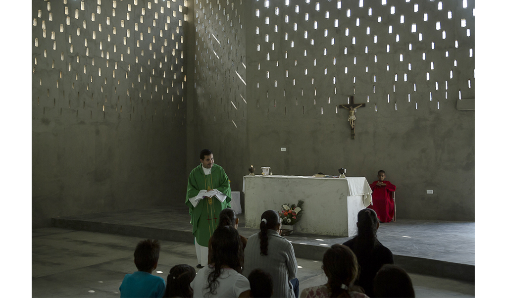 Iglesia San Juan María Vianney en Media Legua